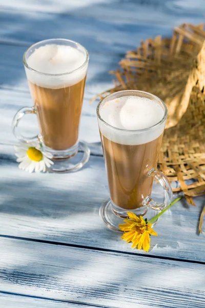 Café latte servi dans une journée ensoleillée — Photo
