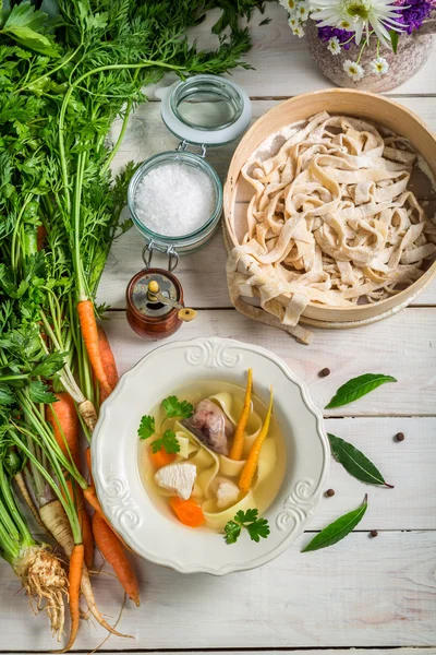 Sup ayam dengan mie dan sayuran — Stok Foto