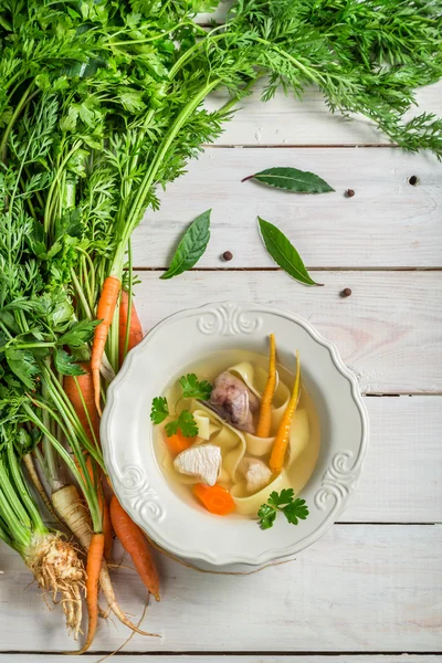 Sopa caseira de macarrão de frango — Fotografia de Stock