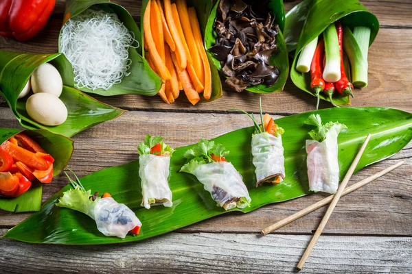 Fresh spring rolls with vegetables and rice noodles — Stock Photo, Image