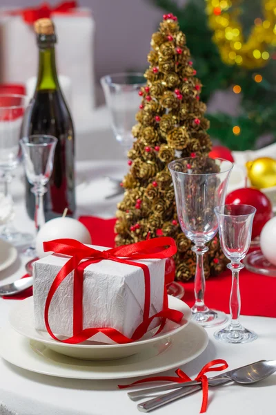 Luz de velas em uma mesa decorada lindamente para o Natal — Fotografia de Stock