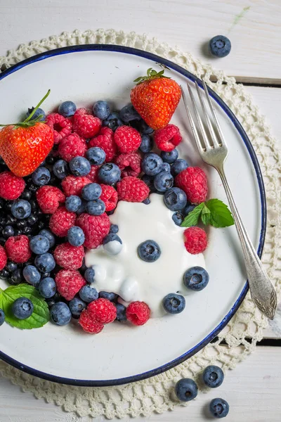 Frutos de baga com creme — Fotografia de Stock