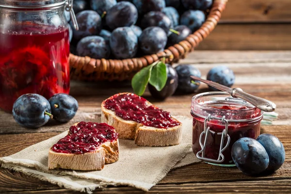 Sandwich mit frischer Pflaumenmarmelade — Stockfoto