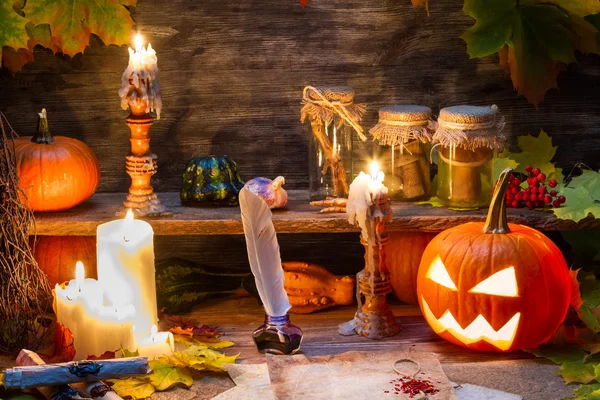 Mesa de brujas con calabaza de halloween —  Fotos de Stock