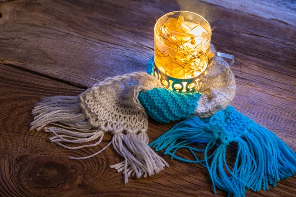 Tarde de invierno con un té caliente en la cabaña — Foto de Stock