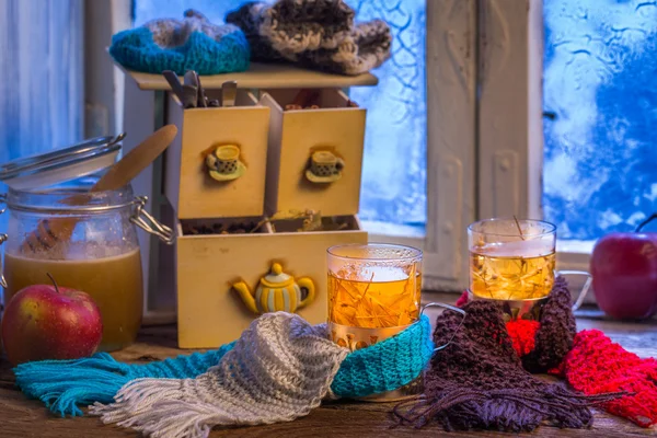 Горячий чай в зимний вечер на двоих — стоковое фото