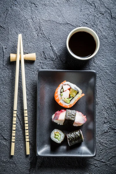 Sushi auf schwarzer Keramik mit Sojasauce — Stockfoto