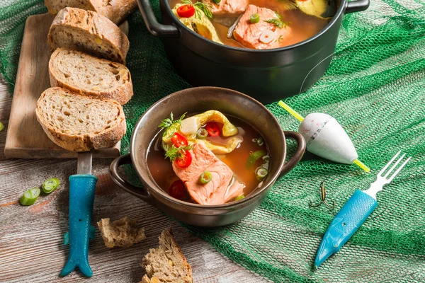 Vissoep gemaakt van vers gevangen zalm — Stockfoto