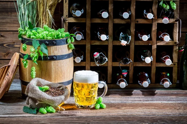 Bière fraîche vieillie dans la cave — Photo