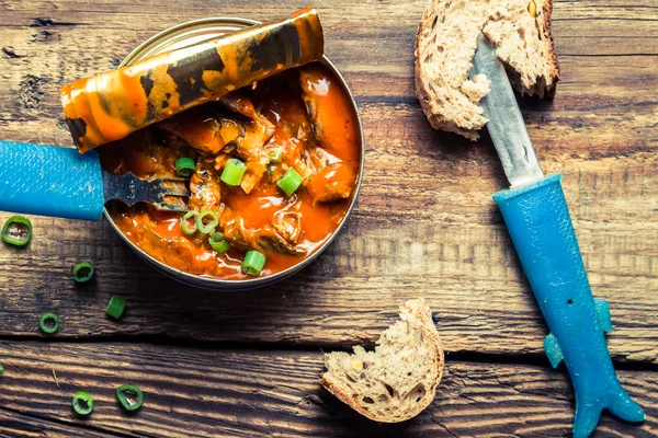 Kann der Fisch in Tomatensauce mit Brot serviert — Stockfoto