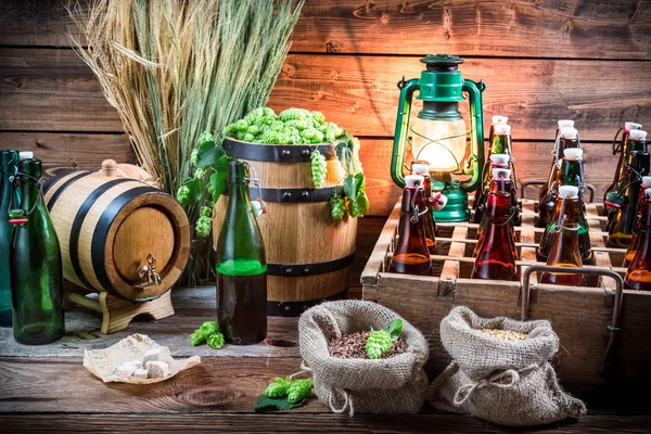 Proeverij zelfgebrouwen bier in de kelder — Stockfoto