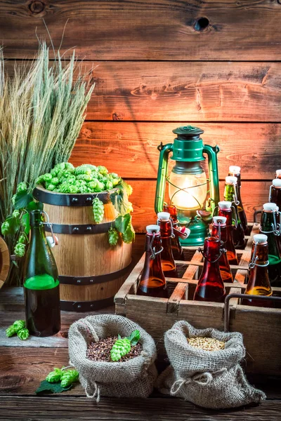 Ingredientes para cerveja e garrafas na adega — Fotografia de Stock