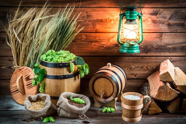 Bière légère maison servie dans une tasse en bois — Photo