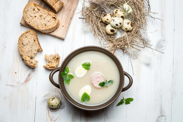 Sopa caseira com ovos e salsicha — Fotografia de Stock