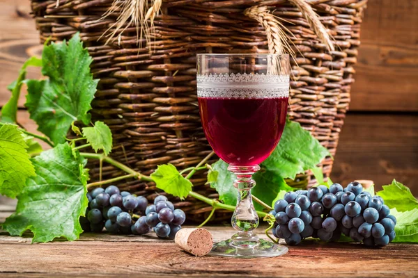 Bicchiere di vino rosso in cantina — Foto Stock