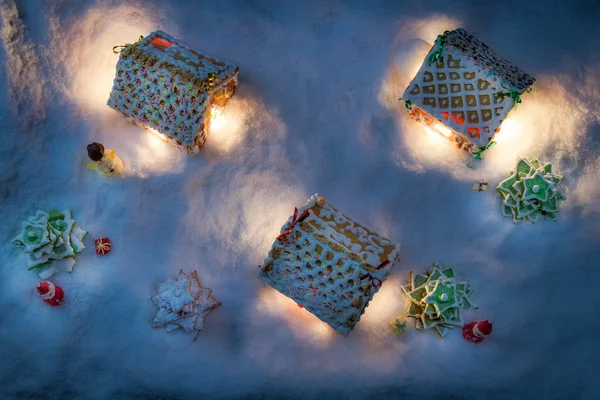 Snowy Piernik domek z santa i prezenty — Zdjęcie stockowe