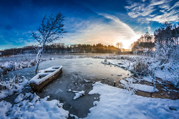 Перший сніг взимку на озері на сході сонця — стокове фото