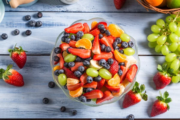 Preparing a healthy spring fruit salad — Stock Photo, Image