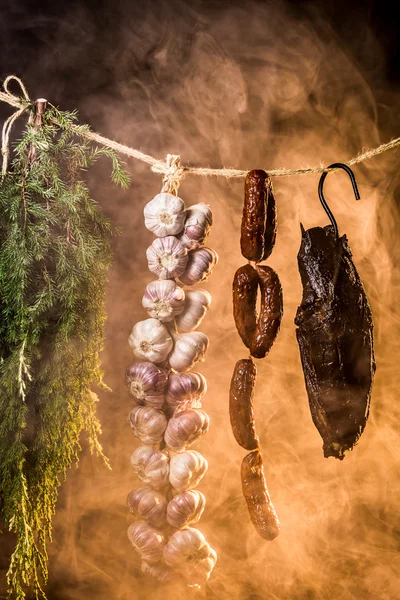 Jamón, salchicha y ajo en un ahumadero casero —  Fotos de Stock