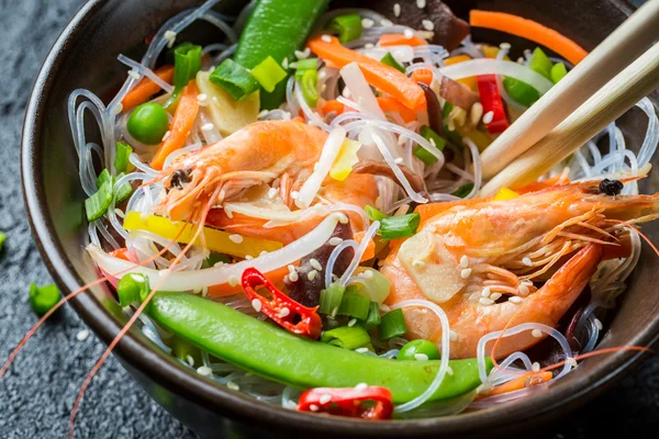 Gamberetti e verdure serviti con tagliatelle — Foto Stock