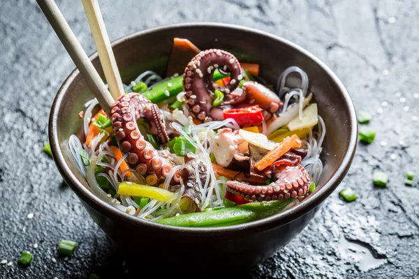 Chinesen mischen Gemüse mit Oktopus — Stockfoto
