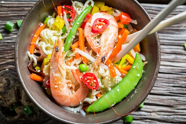 Chinese noodles, vegetables and prawns — Stock Photo, Image