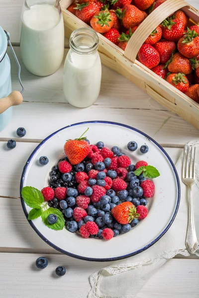 Färska bär frukter med mjölk — Stockfoto