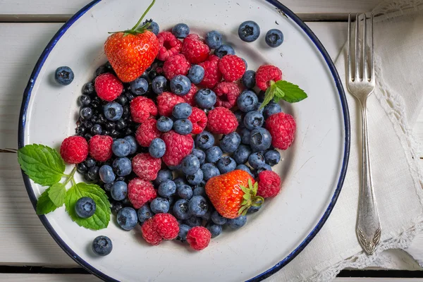 Fresh berry fruits with milk — Stock Photo, Image