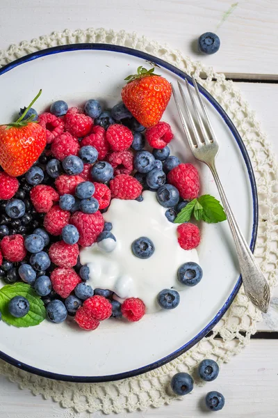 Berry fruits with cream — Stock Photo, Image