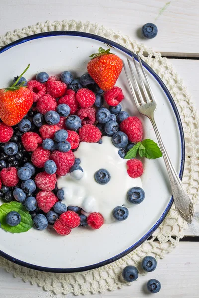 Frutos de baga com creme — Fotografia de Stock