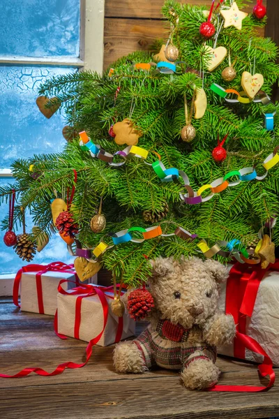 Besneeuwde en gezellig huisje in Kerstmis — Stockfoto