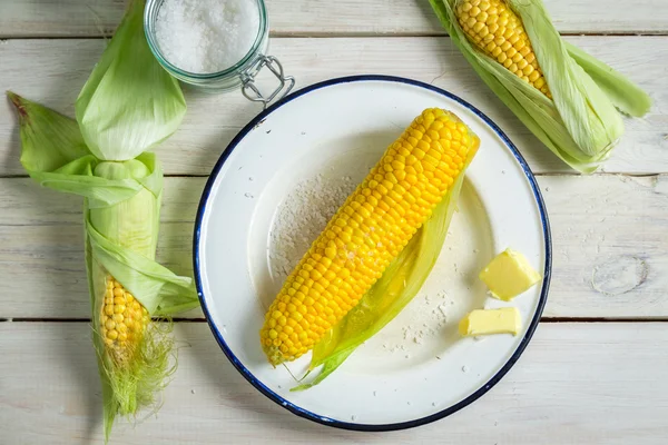 Fersk og varm mais til frokost – stockfoto