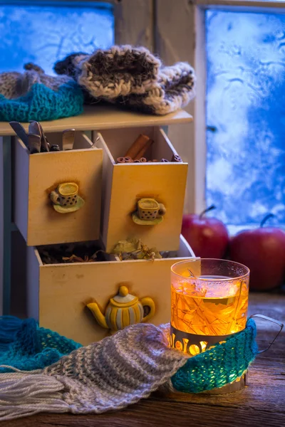 Горячий чайный лист в морозный вечер — стоковое фото