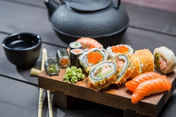 Närbild av färsk sushi på träskiva Stockfoto