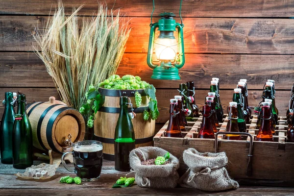 Hausgemachtes Bier im Keller gereift — Stockfoto