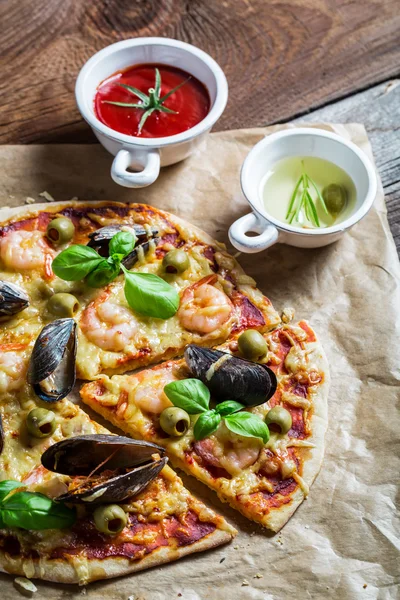 Пицца с морепродуктами — стоковое фото