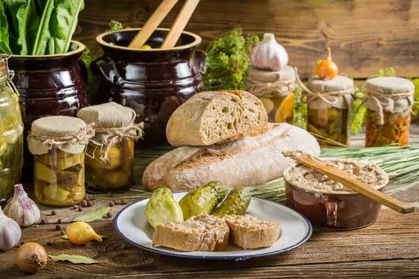 Sandwich in de voorraadkast van leveringen voor de winter — Stockfoto