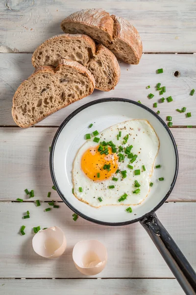 Fried egg with chives — Stock Photo, Image