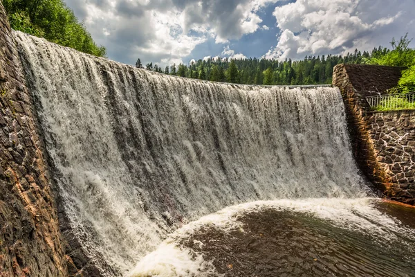 Fjällvattenfall på sommaren — Stockfoto