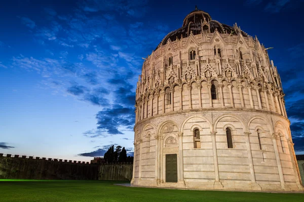 Oude monumenten in pisa bij zonsondergang — Stockfoto