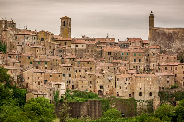 Vista de un valle verde en Sorano sobre tejados rojos, Italia —  Fotos de Stock