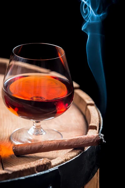 Smoking cigar and wooden brandy barrel — Stock Photo, Image