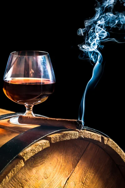 Aroma kubanischer Zigarren und Cognac auf schwarzem Hintergrund — Stockfoto