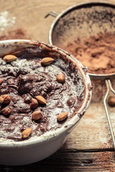 Gros plan de chocolat fait maison aux noix — Photo