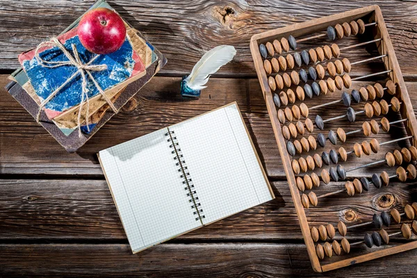 Velho ábaco, caneta e livros sobre aulas de matemática — Fotografia de Stock
