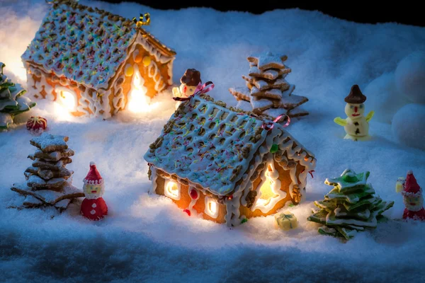 Peperkoek huis met sneeuwpop en santa — Stockfoto