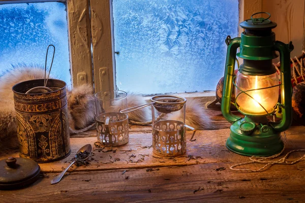 Chalet sur une journée gelée en hiver — Photo