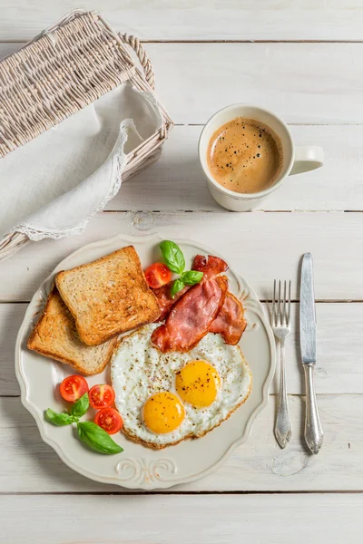 Egg, ristet brød og bacon til frokost – stockfoto