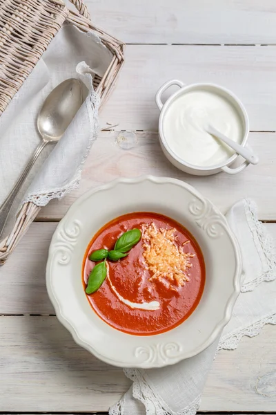 Sopa de tomate com queijo, manjericão e creme — Fotografia de Stock