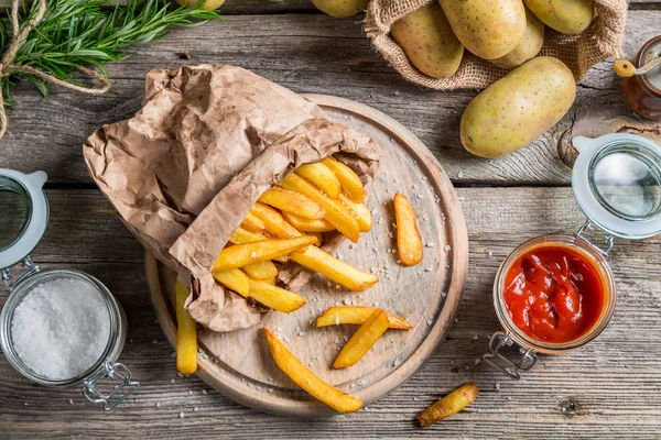 Batatas fritas caseiras servidas em papel — Fotografia de Stock